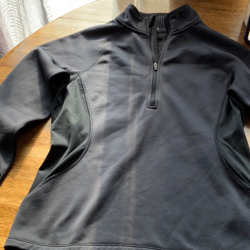 UA pullover size small
